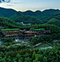 浙江湖州慧心谷度假酒店/墨璞建筑 : 慧心谷度酒店摄影：陈宇 慧心谷度酒店摄影：陈宇 一个坐落在自然环境中的度假村，选择合适的景观眼以及集中的成本投放成为整个景观规划最重要的工作。 立面图 从停车场开始，一个漫长的导入步道，一个神秘的迎接节点形成前景，开阔的中场景观和退层酒店形成热烈的中景，再到最高处冷峻的空中SPA形成一个完整架构。而中间的盘山道则提供巨大的腹地容纳数量众多的酒店别墅群。 度假村平面图 度假村水系摄影：黄永亮 在这里...