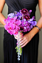 紫色手捧花 : 紫色手捧花，亮丽色彩带来无尽的时尚浪漫，常用紫色蝴蝶兰、牡丹、郁金香等花材进行制作。