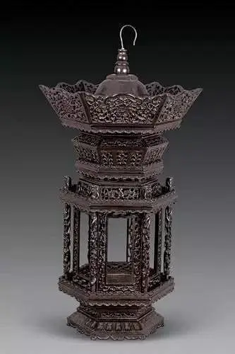 古代宫灯_灯笼 : 在清代，宫灯由于珍贵竟然成为皇帝奖赏王公大臣的赐物。正统的宫灯照型为八角、六角、四角型的，各面画屏图案内容多为龙凤呈祥 ...