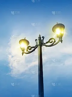 街灯复古开光在蓝天上