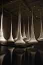 John Grades is an American artist who doesn’t stop impressing his public with monumental installations in museums or more surprisingly in nature. Inspired by the land art movement of the 60′s and 70′s, he creates sculptures which are more and more impress