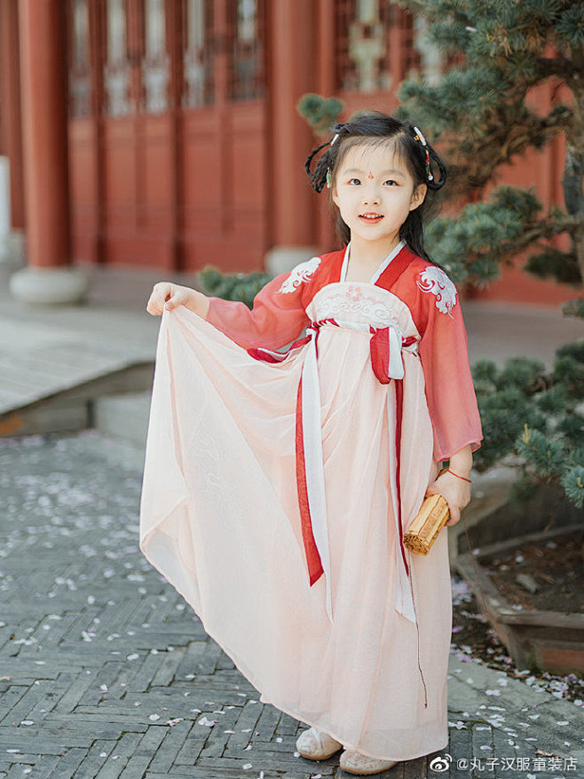 #汉服# #儿童汉服# #汉服摄影# 
...