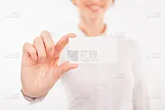 有名片的女人。穿着正装的漂亮年轻女子伸出她的名片