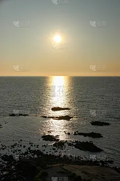 大海在夕阳下闪闪发光