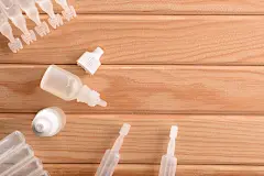 移液器，安瓿和眼药水放在木桌上照片下载