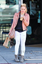 当地时间2月24日，甜心辣妈希拉里·达芙 (Hilary Duff) 离开位于西好莱坞的Starbucks。