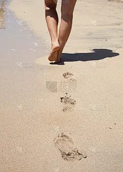 沙滩上的脚印