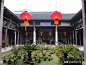 【京派建筑】 对称分布、如意吉祥  京派建筑的美，在于它历经700多年演变而来的四合院，院落宽绰疏朗，四面房屋独立，大到皇宫王府，小到平民住宅，每一处雕饰，每一笔彩绘，都是北方文化的无价之宝。中国北方建筑以京派建筑最为典型，而京派建筑里最典型的，便是北京的四合院了。历史上在老北京四九城里，曾有千余条胡同，京城内的民居四合院就散布在条条的胡同里。四合院的选址、装修、雕饰、彩绘，处处体现着源远流长的民俗民风和传统文化，表现特定历史条件下人们，对幸福、美好、富裕、吉祥的追求。除四合院外，宫殿建筑也是京派建筑的代