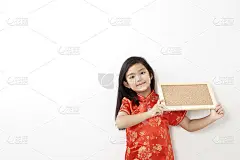 8岁女童穿着中国传统旗袍迎接2019年新春，手持空软木板