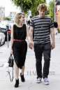 当地时间5月25日，艾玛·罗伯茨 (Emma Roberts) 与未婚夫伊万·彼得斯 (Evan Peters) 在洛杉矶外出。