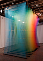 装置艺术家Gabriel Dawe 将不同颜色的线固定在木条上，制作出了像是在电脑世界生成的图像，非常惊艳。