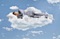 穿着睡衣的男人睡在云上，在天空中漂浮