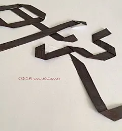 贺卡的外面要怎么修饰呢？不着急，小编现在给小伙伴们带来的一份方案了。简单的4个字（生日快乐），用纸条DIY出“生日快乐”， 美丽的贺卡加上用纸条DIY出“生日快乐”，这样是不是很有创意的生日祝福方式？ #手工# #DIY#