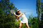 年轻女子在打网球照片摄影图片