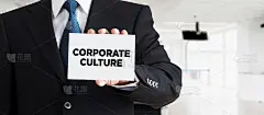 商人展示带有企业文化信息的名片。企业文化，公司核心价值观