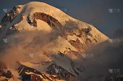 黎明时分哈萨克雪山和下面的山谷里有一座三一教堂遗址。格鲁吉亚。