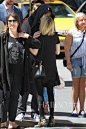 当地时间5月11日，艾玛·罗伯茨 (Emma Roberts) 与未婚夫伊万·彼得斯 (Evan Peters) 在纽约外出，Evan头披衣服遮阳还不忘亲吻Emma。