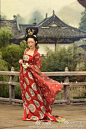 汉-曲踞

唐-齐胸襦裙

唐-齐胸襦裙，幞头袍衫

唐-齐胸襦裙

宋-褙子，襦裙

明-袄裙
喜欢这样古色古香庄重严谨的汉服照片！无力吐槽淘宝上贴吧上一大堆西洋花纹床单做的汉服，简直是给汉服招黑=_=|||希望有一天自己也能拍出这样的片子来。

(6张)@北坤人素材