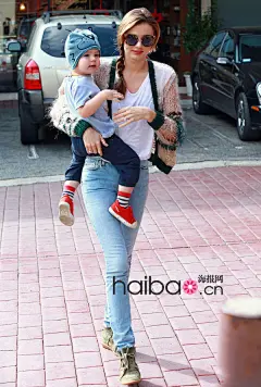 【图】超模辣妈+萌萌儿子，亲子出街超养眼，米兰达·可儿(Miranda Kerr)抱儿子洛杉矶出街(2月18日)_海报时尚网