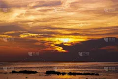 海滩上美丽的日落全景