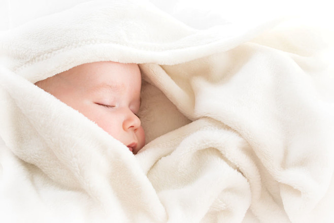 白色毛巾睡的婴儿