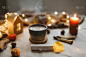 秋天的时间。舒适舒适的家居装饰，杯子，蜡烛，格子图案。万圣节和感恩节的概念