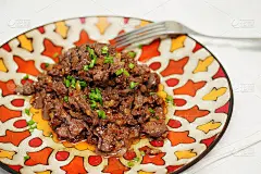 俄式Stroganoff加葱和香料