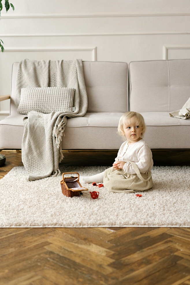 白人小女孩 在地毯上玩玩具