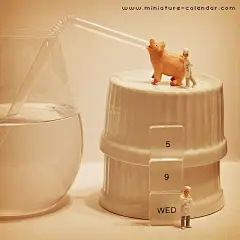 5.9 wed May 2012 Drink —— 
「ゴクゴク飲んで、大きくなれ〜♪」
今日はゴクゴクの日。（本当ですw）

ちなみに最近よく登場する豚ちゃん人形は
東急ハンズのクラフトコーナーに80円ほどで売ってます。
お立ちよりの際は探してみるといかがでしょう。

Tags: 料理人, 日用品, 生物, 食器