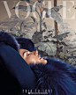 #视觉系Visual# Vogue Portugal January 2018: Alessandra Ambrosio by Branislav Simoncik，维密当家天使AA登上葡萄牙版Vogue 2018开年刊封面，独特的构图、简洁的排版实在太高级！让我想起Numéro这组（4-9）由Sølve Sundsbø掌镜的时装大片，同样的反常规构图和留白，惊艳！ ​​​​