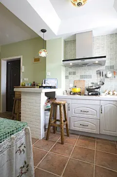 比麻雀五脏更齐全 9万改造50平米田园风格多功能老公房_网易家居
主卧
最喜欢的还是主卧！我其实很喜欢暖黄色，当初一直也考虑是否选择暖黄色为整个空间主色调，设计师说绿色的效果会更特别，问了几个人都说黄色太常见了，还是可以尝试走点不同感觉路线的。不过主卧还是坚持用了暖黄色，壁纸vs黄色乳胶漆，看着很舒心！
