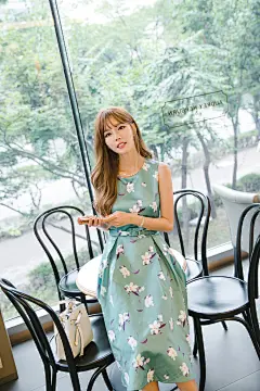 一件代发实拍2018夏季新款女装 韩版潮流收腰印花无袖连衣裙F6702 : 阿里巴巴一件代发实拍2018夏季新款女装 韩版潮流收腰印花无袖连衣裙F6702，连衣裙，这里云集了众多的供应商，采购商，制造商。这是一件代发实拍2018夏季新款女装 韩版潮流收腰印花无袖连衣裙F6702的详细页面。货源类别:现货，主图来源:实拍有模特，风格:韩版，图案:印花，工艺:印花/印染，产地:广州，库存类型:整单，款式:基本款，组合形式:单件，裙长:中长裙，裙型:A字裙，领型:圆领，袖型:常规袖，袖长:无袖，腰型:高腰，衣门