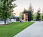 广场上的微型图书馆 Story Pod by Atelier Kastelic Buffey (AKB) - 灵感日报 : 这个小型图书馆向所有市民开放，黑色竖格栅建造的立方体可以像翻开的书本封面一样打开，形成一个开敞的公共区域。人们可以在此休息，借阅里面的图书。夜晚，大门关上后，内部由屋顶太阳能板驱动的高性能LED灯亮起，仿佛一个照明的灯笼……
