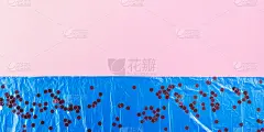 粉红色的塑胶袋，上面撒着五彩纸屑。海洋污染