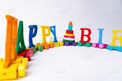 白色背景上有“生日快乐”字样和生日蛋糕的火车