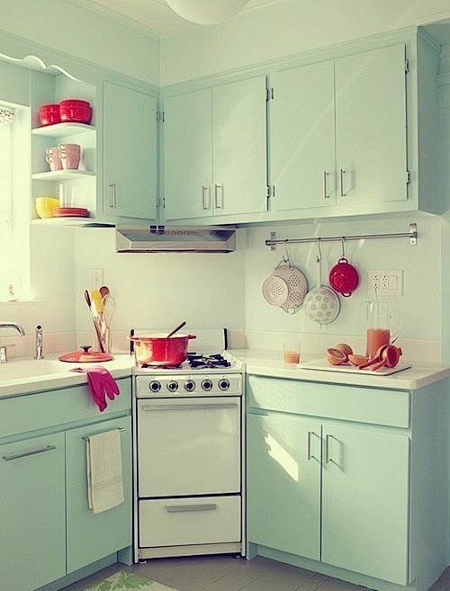 清新的浅蓝色为主调的厨房，让你从此爱上煮...