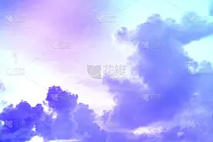 美丽，抽象，甜美，柔和，紫色，天空上蓬松的云。多色彩虹图像。幻想越来越轻