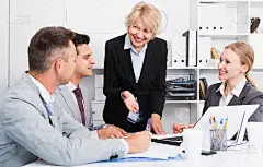 商业女性向合作伙伴解释战略