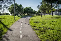 Sant Cugat del Valles的自行车道和车行道桥