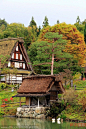 美得让人怦然心动的十个日本小镇
岐阜县高山小镇：原木制造的小京都
统一原木格调的建筑风格，家家都鲜花环绕，这是一个真正在生活的小镇。