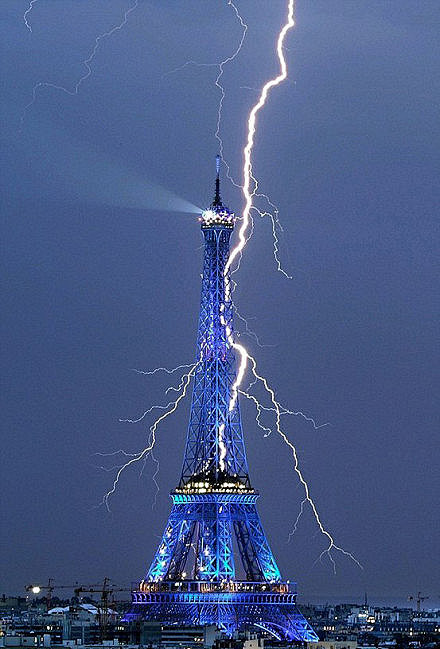 当闪电撞击上埃菲尔铁塔，惊艳至极，是难得...