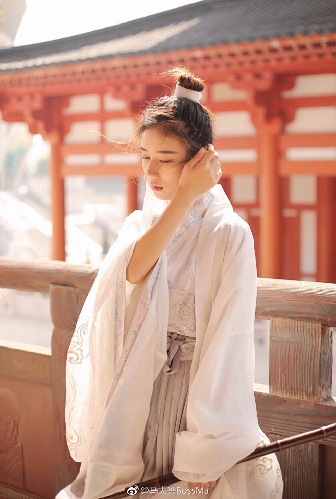【陌上人如玉  公子世无双。】

  出...