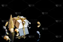 圣诞装饰孤立。白色礼物与金色的弓，金色的球和新年树在圣诞装饰在黑色的背景贺卡。圣诞节，冬天，新年的概