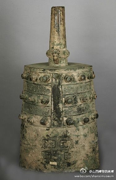 【蟠螭纹甬钟】春秋。1961年山西万荣县庙前村出土。甬作上细下粗八棱柱状，下部有一圈圆箍，正面置一兽首环纽。钟枚较高，有底座。舞面和篆均饰蟠螭 ...