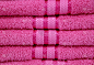 紫红色的毛绒毛巾堆叠的正面视图