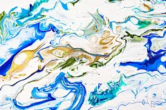 手绘背景与混合液体蓝色，白色，黄色油漆。抽象流体丙烯画。适用于包装、邀请、纺织品、墙纸、各种表面的设