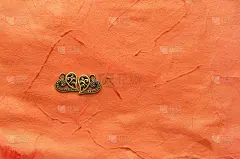 两个金属心与雕刻图案的抽象水粉画纹理在画布上浮雕，橙色珊瑚画笔触。