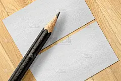 在木桌上用铅笔做背景，清洁最小的名片模型