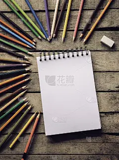彩色铅笔和素描本上的木材背景。