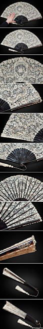 #独角鹿Antique#欧洲古董蕾丝以杰出工艺闻名，既可甜美也可性感，既可温柔也可魅惑。这9把古董折扇均以蕾丝为扇面，纯美的纯手工白蕾丝，高贵的香堤堡地区黑蕾丝，或满幅繁花，或镶以手绘画幅，母贝等制作的扇骨更添浪漫柔媚。折扇开合间，蕾丝掩花容，尽现淑女本色，有意请询w_x：dujiaolu_vintage ​​​​